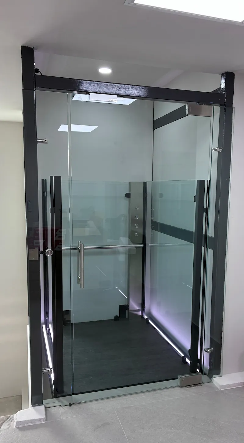 Elevador de comercio instalado por Ascensores Amaya