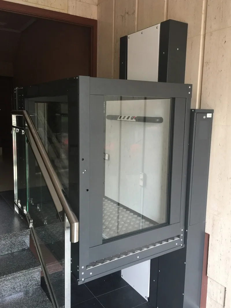 Elevador panorámico de vidrio en proyecto comercial