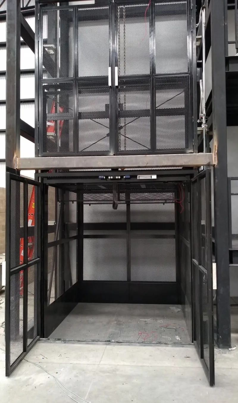 Elevador industrial de carga instalado por Ascensores Amaya