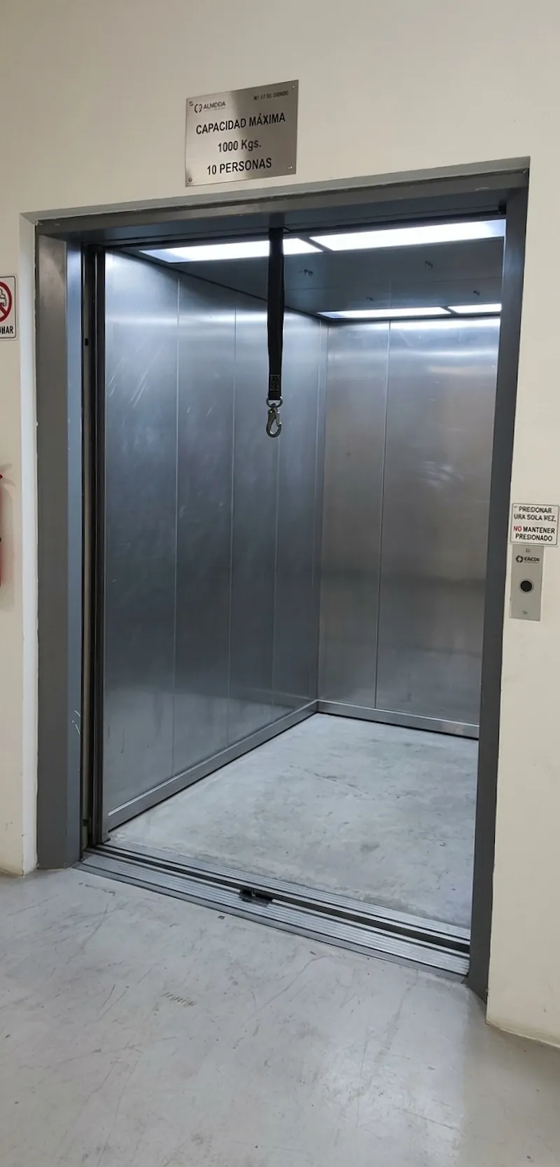 Elevador de carga de alta capacidad en instalación industrial