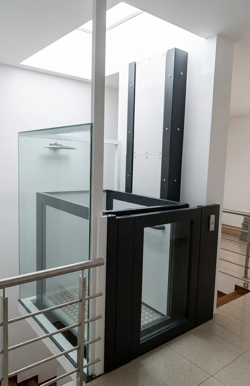 Elevador de media cabina, sin obra mayor, instalado por Ascensores Amaya