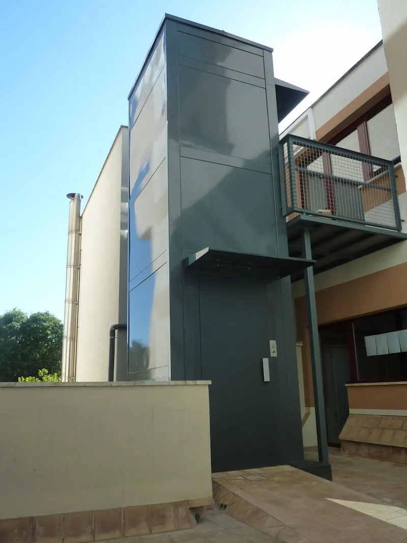 Elevador residencial a medida instalado por Ascensores Amaya